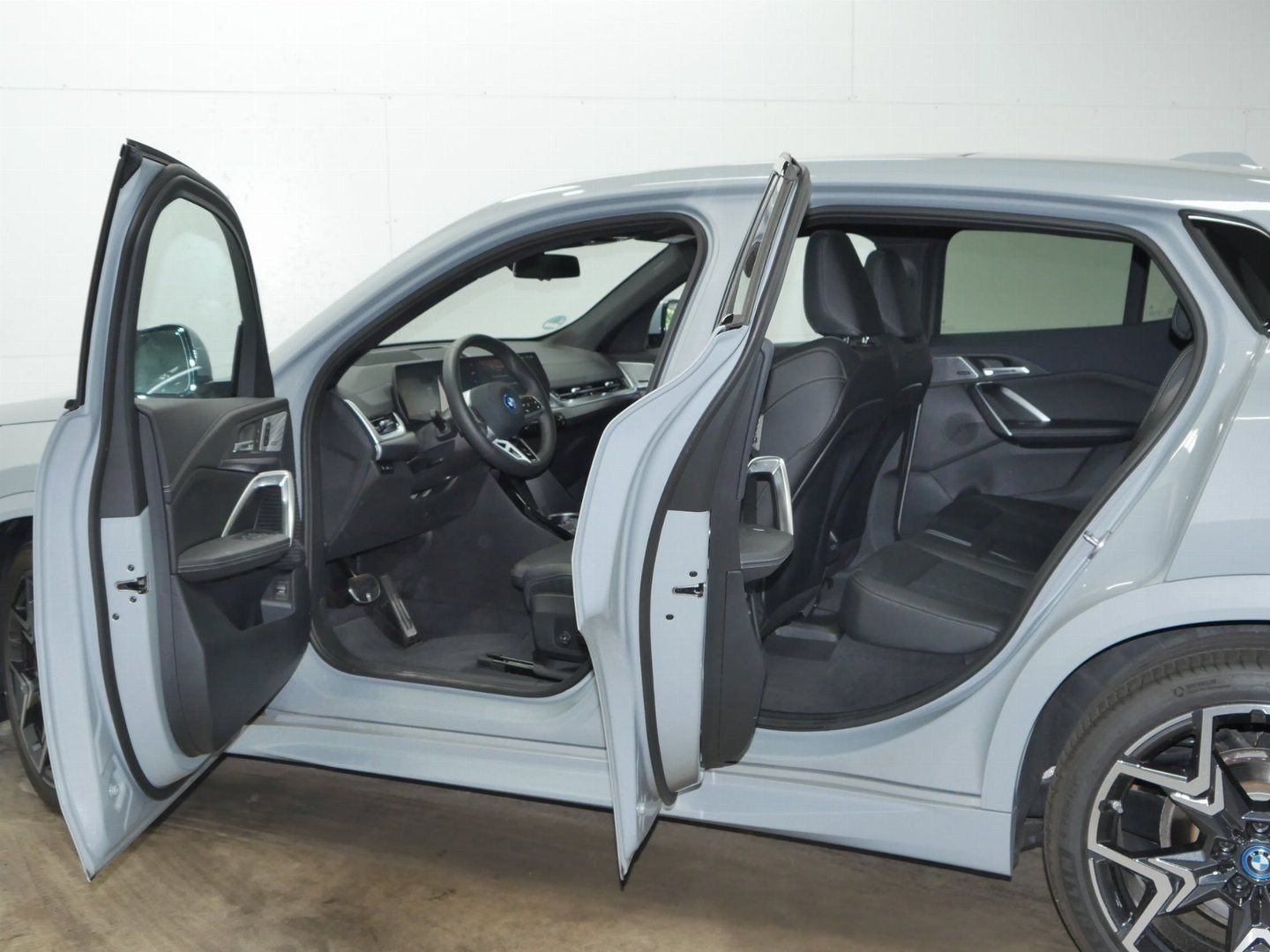 Fahrzeugabbildung BMW iX2 20" M LMR | M Sportpaket pro | Aktivsitz für