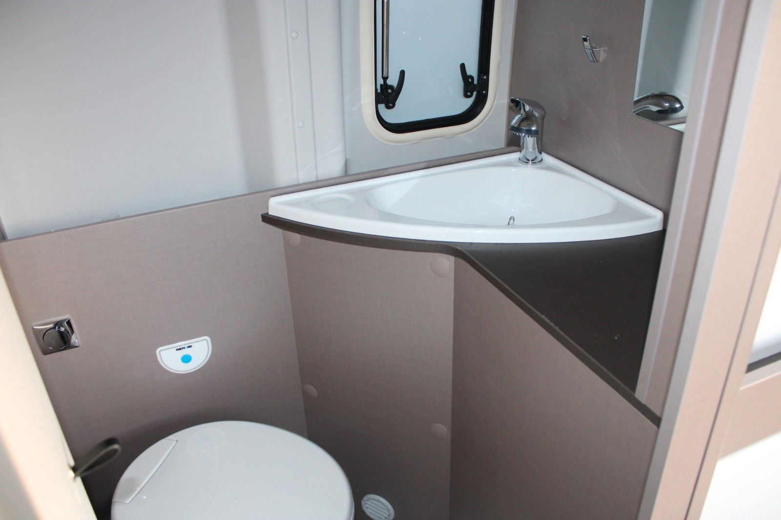 Fahrzeugabbildung Bürstner Ford SIGNEO Schlafdach Automatik SOFORT