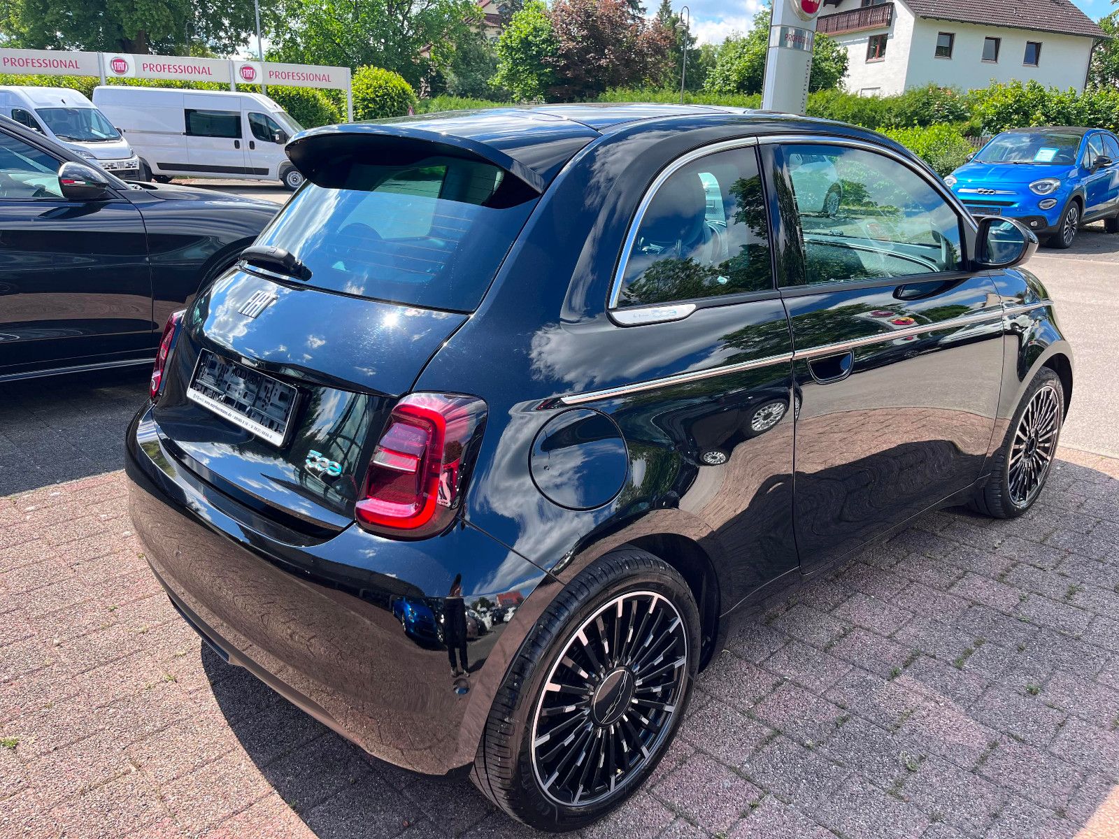 Fahrzeugabbildung Fiat 500E La Prima