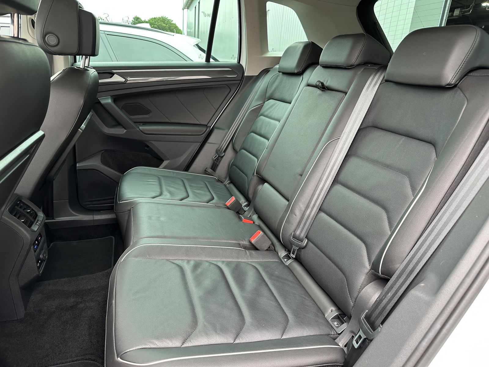 Fahrzeugabbildung Volkswagen Tiguan 2.0 TDI DSG R-Line NAV+LED+PANO+ACC+VCOCK