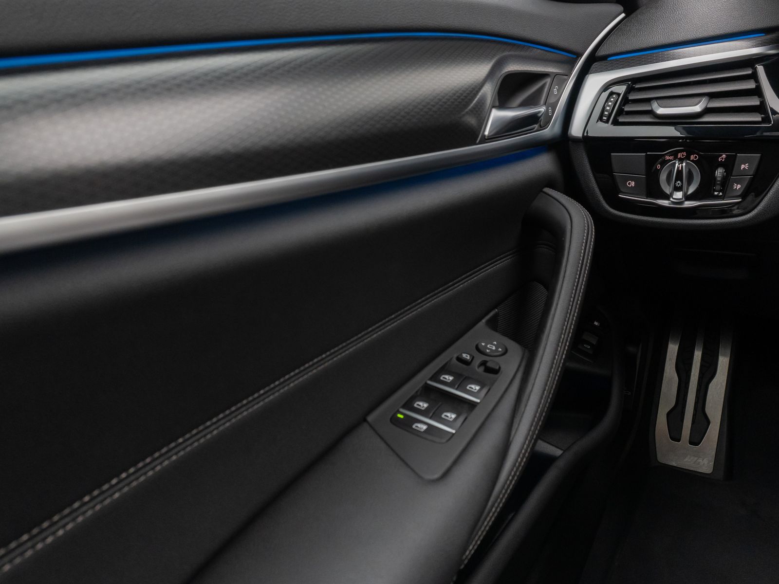 Fahrzeugabbildung BMW 530e M Sport Panorama Kamera DAB HiFi Alarm LED