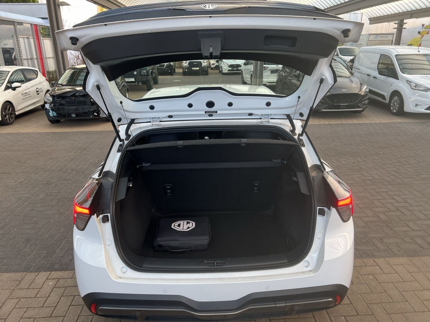 Fahrzeugabbildung MG MG4 51kWh STD Navi Soundsystem LED ACC Apple Car