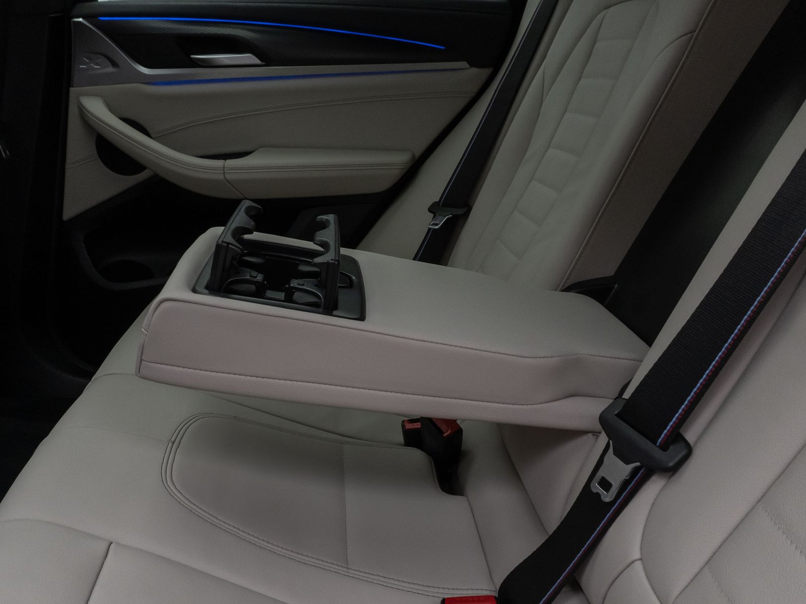 Fahrzeugabbildung BMW X4 M40i Panorama Laser Kamera HUD DAB HiFi AHK