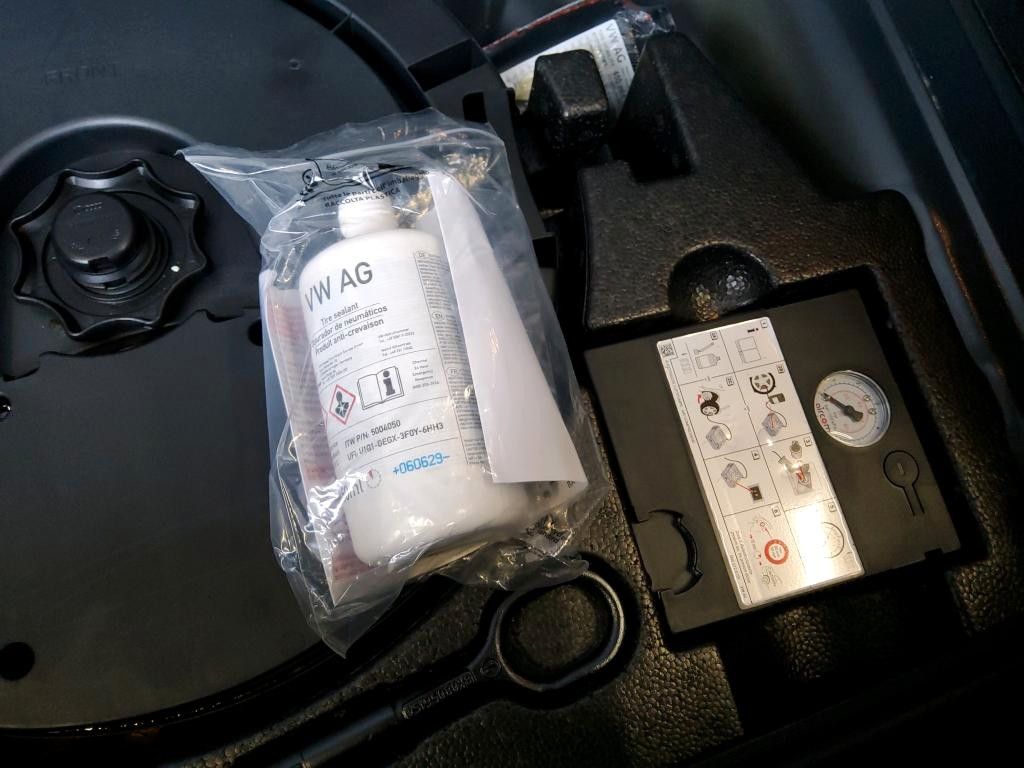 Fahrzeugabbildung Volkswagen T-Roc SPORT R-LINE PANONAVI BEATS SITZH. 1H