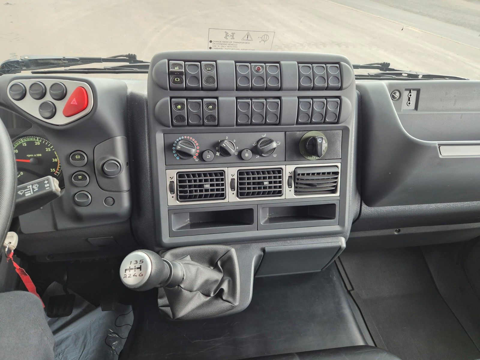 Fahrzeugabbildung Iveco Eurocargo ML100E22WM-BW 4x4 Pritsche L-Haus Bett