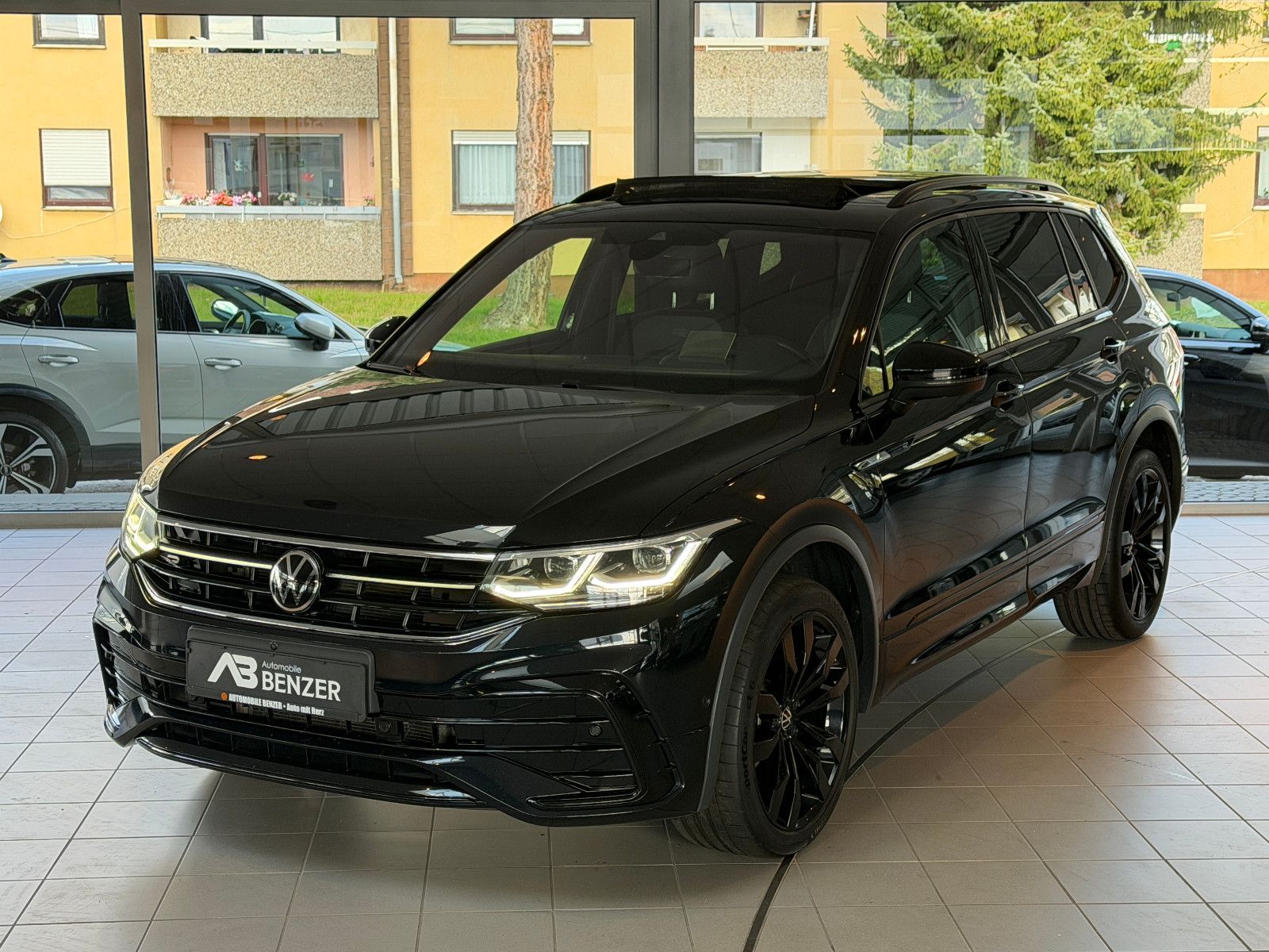 Fahrzeugabbildung Volkswagen Tiguan Allspace R-Line /PANO/HUD/HARMAN-KARDON/