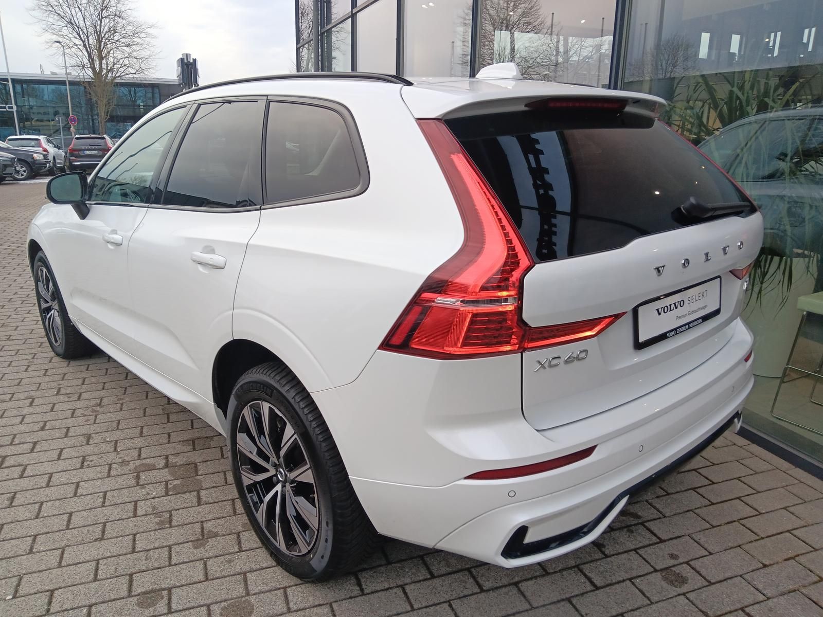 Fahrzeugabbildung Volvo XC60 B4 Diesel Plus Dark 'AHK'