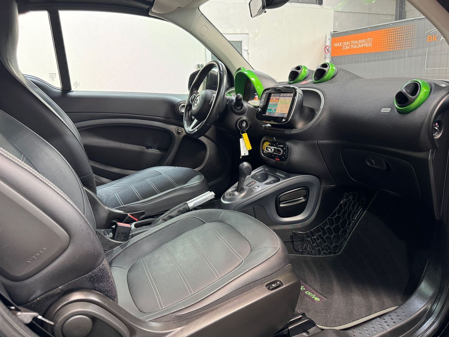 Fahrzeugabbildung Smart forTwo Brabus Edition Greenflash#Leder#Spur#JBL#