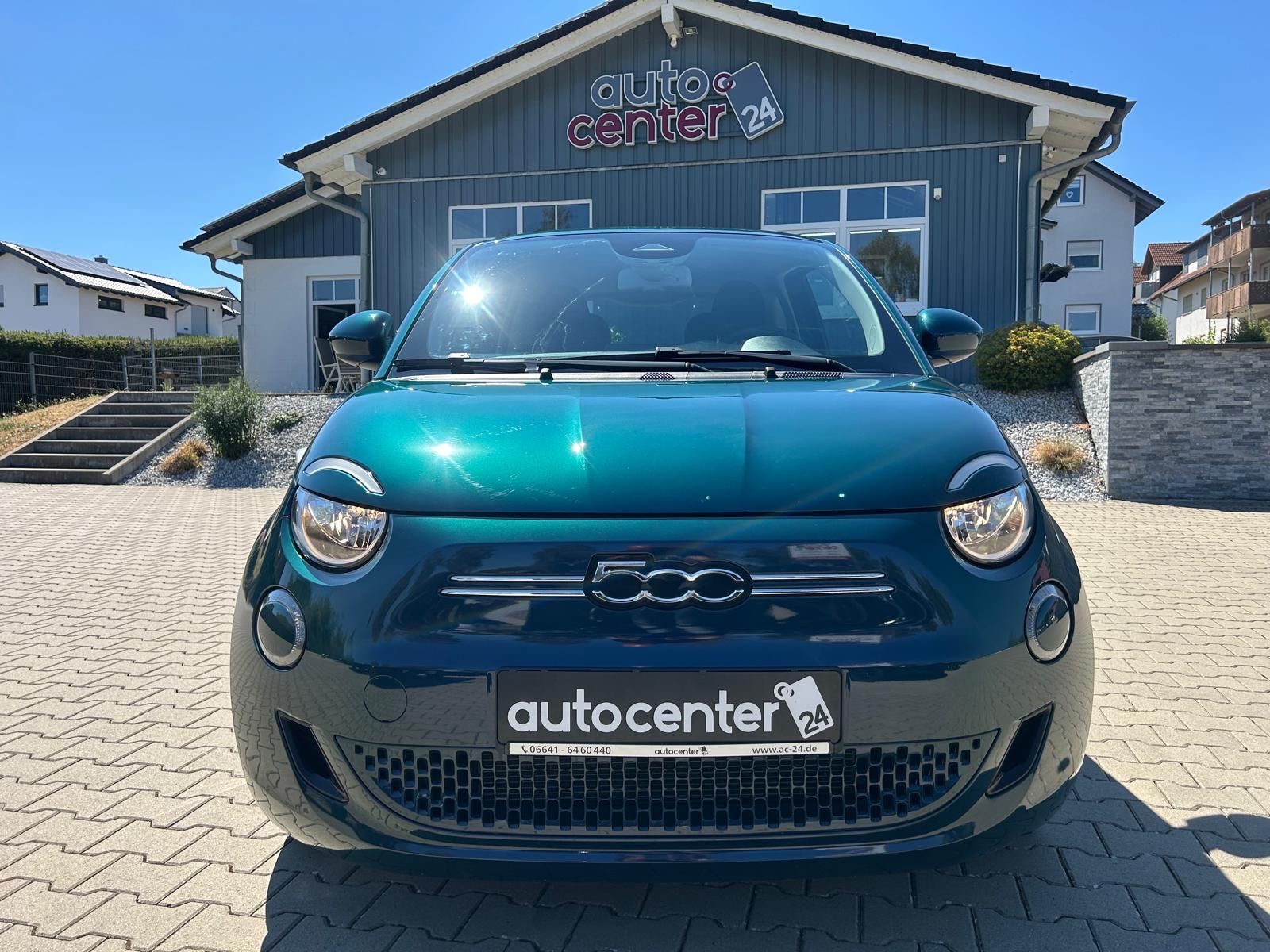 Fahrzeugabbildung Fiat 500e°Style Paket°42 kWh°Alu°Navi°1.Hnd°SOH 97,5%
