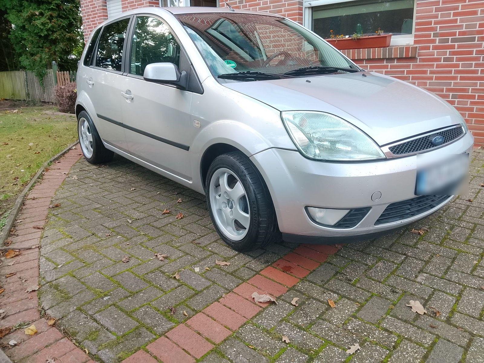 Ford Fiesta 2005 — rear view