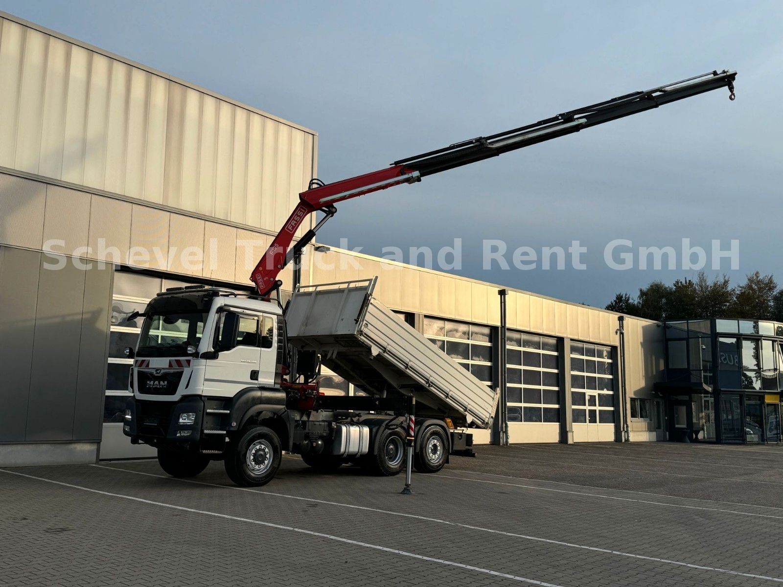 Fahrzeugabbildung MAN TGS 28.400 6x4-4 Dreiseitenkipper FASSI F195