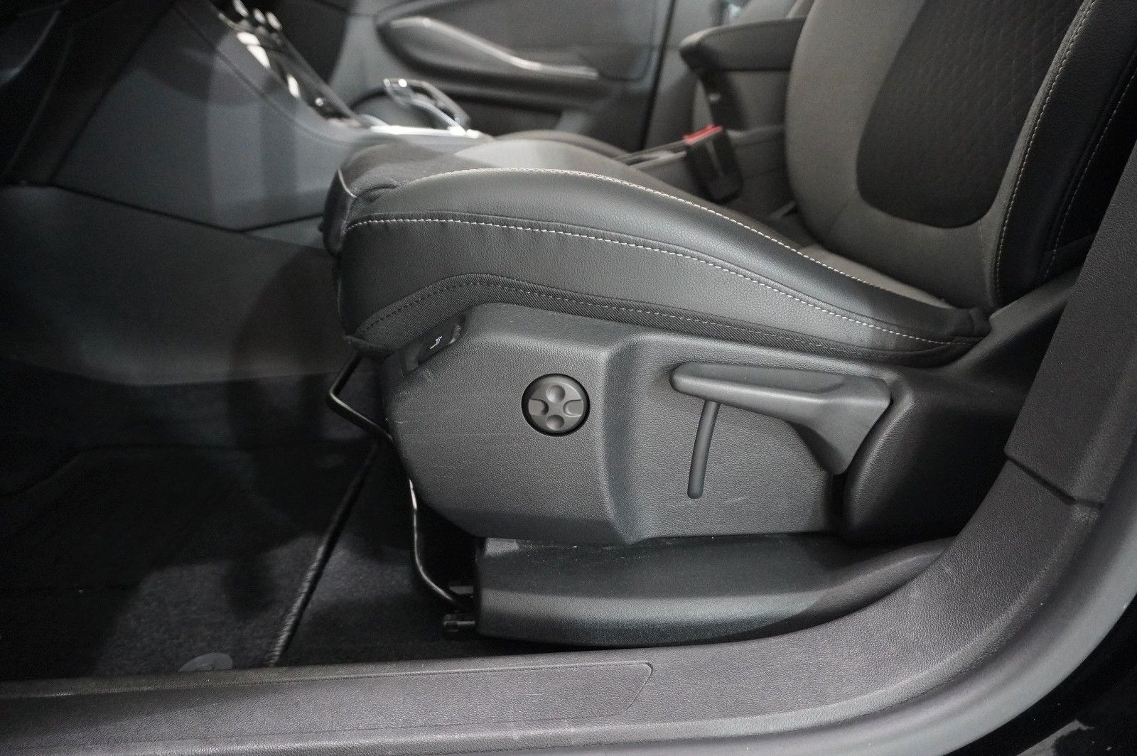 Fahrzeugabbildung Opel Grandland (X) 1.6T HYBRID NAVI/KAMERA/SH/SPORT