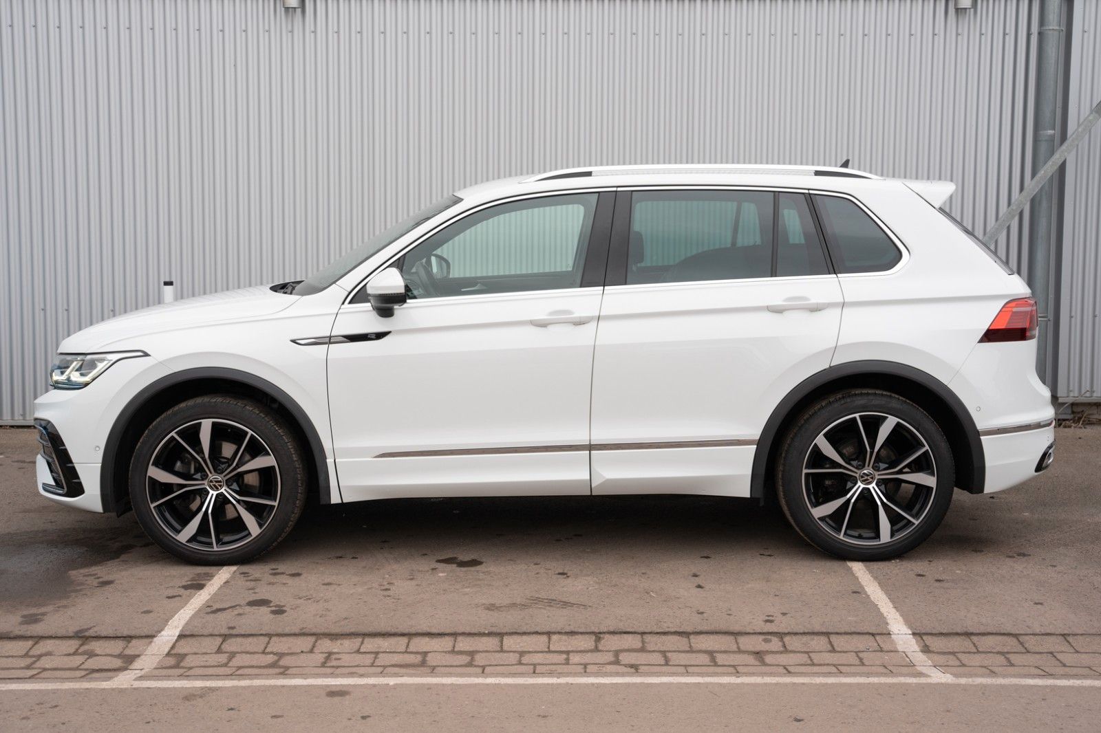 Fahrzeugabbildung Volkswagen TIGUAN 2.0 TDI R-LINE 4M MATRIX KAM DCC AHK