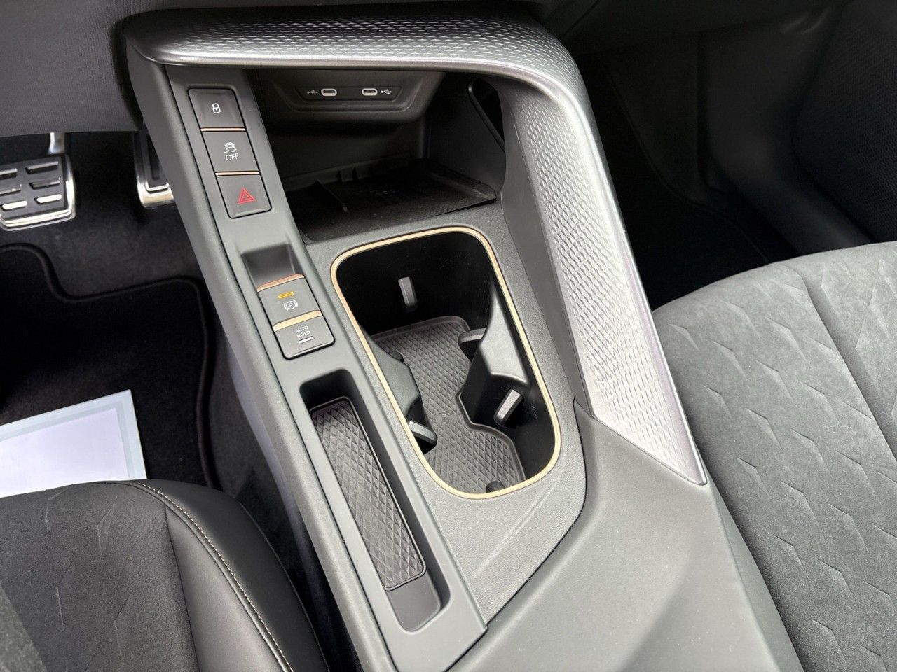 Fahrzeugabbildung CUPRA Terramar 1.5 eTSI DSG