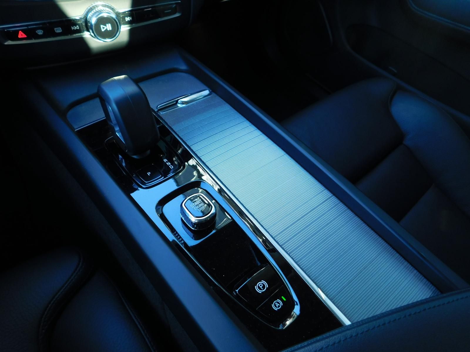 Fahrzeugabbildung Volvo XC60 B4 D AWD Plus Dark