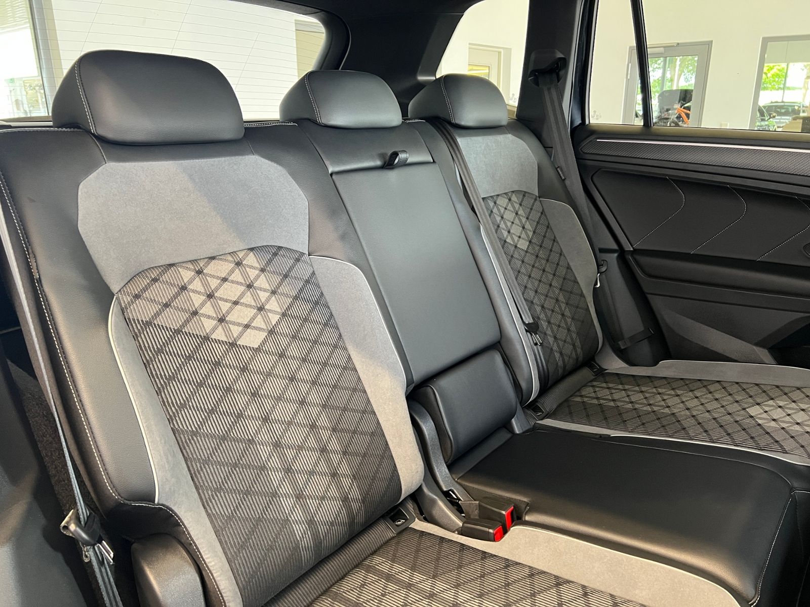 Fahrzeugabbildung Volkswagen Tiguan Allspace R-Line 2.0 TDI DSG 4Motion *AHK,