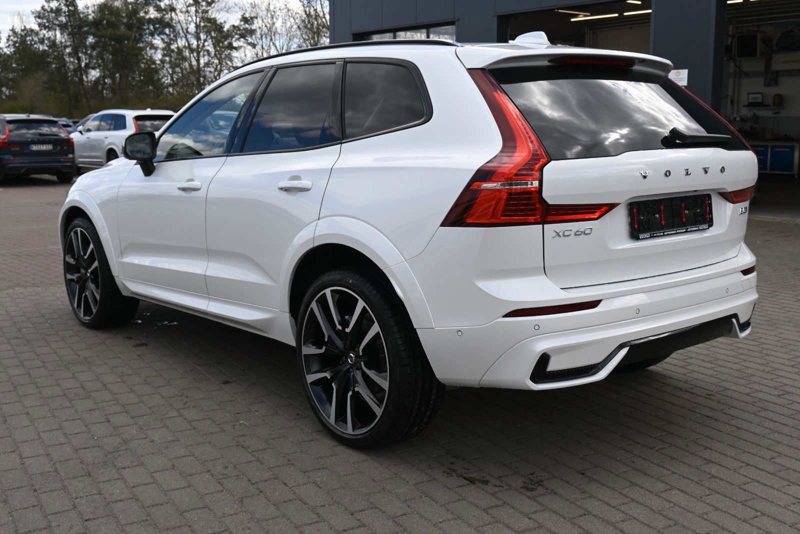 Fahrzeugabbildung Volvo XC60 B5 AWD Ultra Dark*LUFT*360°*ACC*B&W*AHK