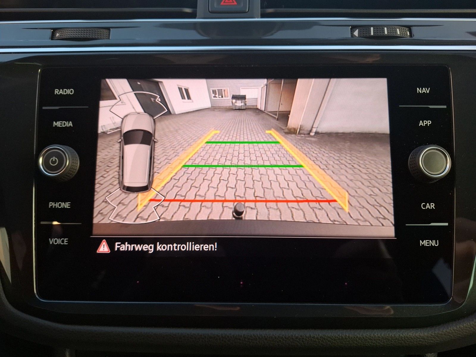 Fahrzeugabbildung Volkswagen Tiguan TDI Life DSG 4M LED AHK Navi AID HUD ACC