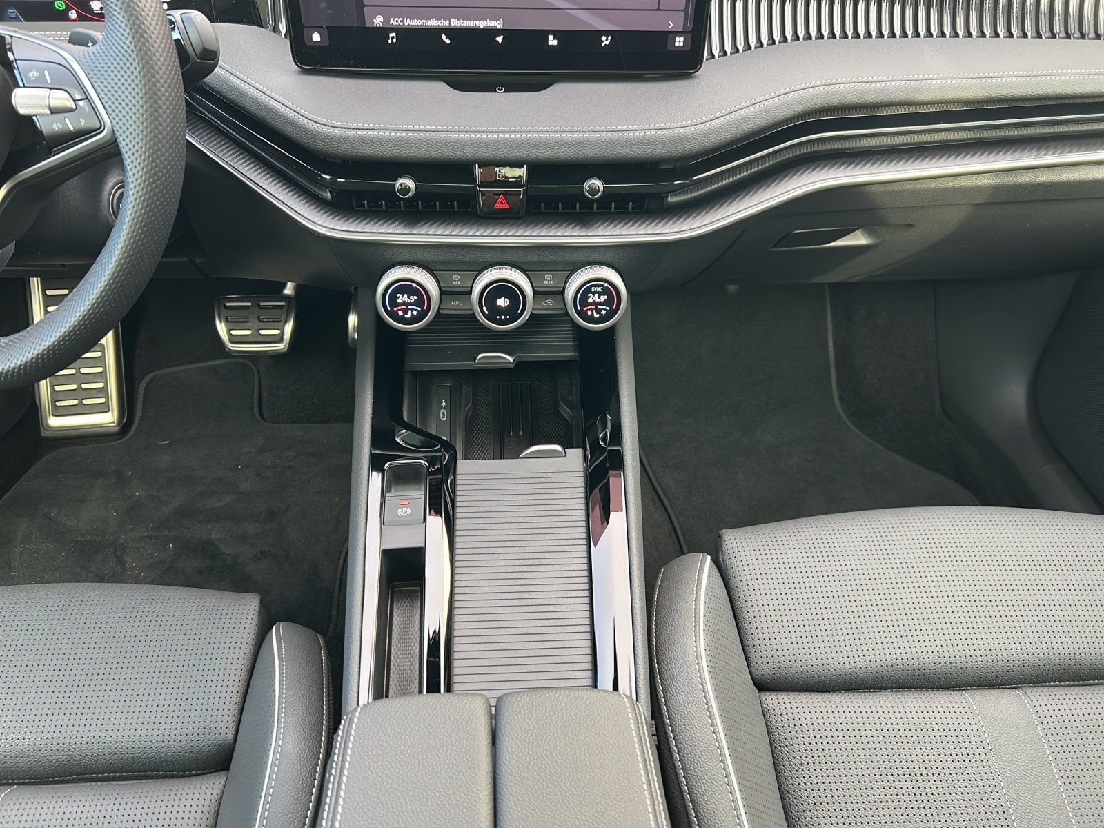 Fahrzeugabbildung SKODA Superb 1.5 TSI iV Sportline/PANO/AHK/HUD/ACC/360