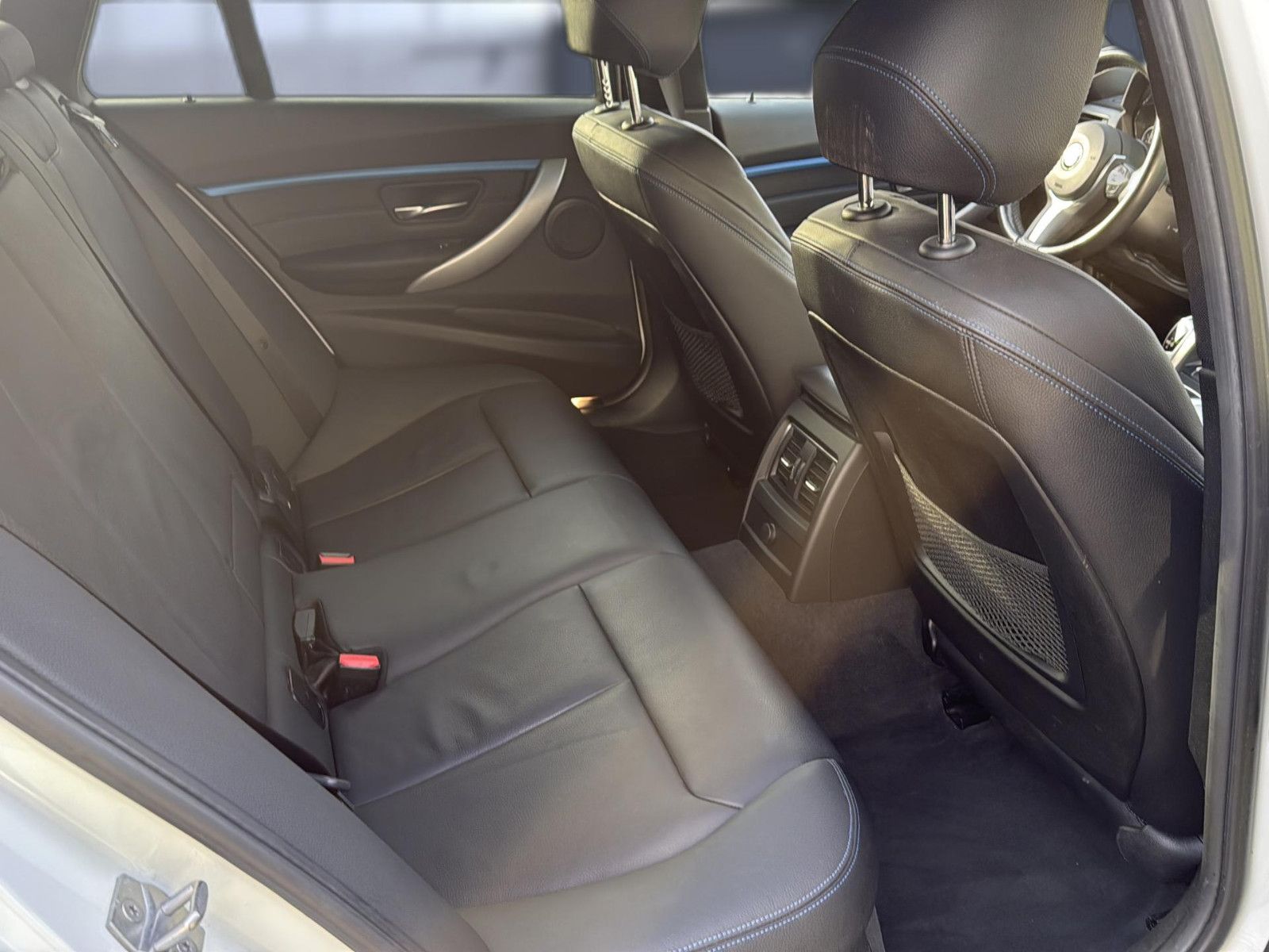 Fahrzeugabbildung BMW 320 d Touring  xDrive M Sport Shadow/ AHK