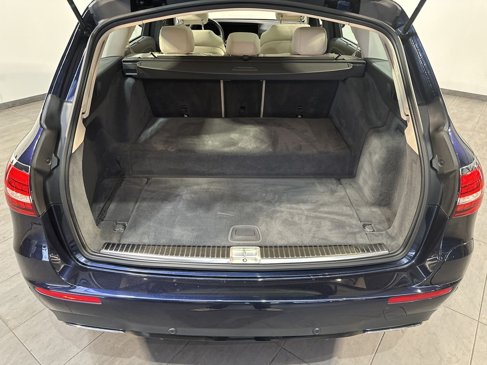 Fahrzeugabbildung Mercedes-Benz E 300de T AMG-Line NAV+LED+PANO+BURMESTER+KAMERA