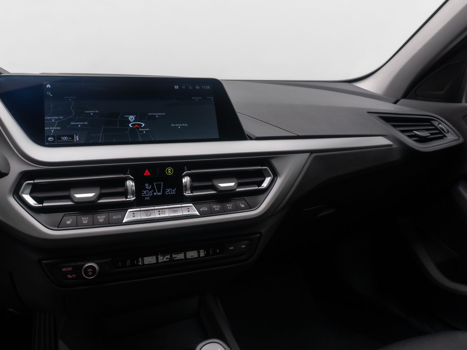 Fahrzeugabbildung BMW 118i GeschwindigReg HUD DAB Alarm HiFi CockpitPr