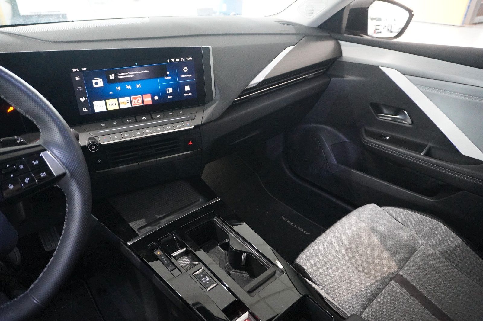 Fahrzeugabbildung Opel Astra L Lim. 1.6 HYBRID ELEGANCE NAVI/LED/KAMERA