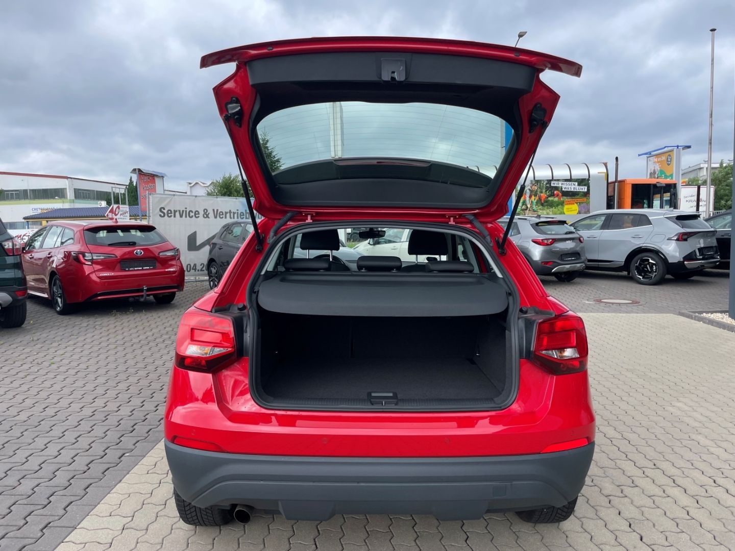 Fahrzeugabbildung Audi Q2 basis ultra Klima Müdigkeitswarner SHZ PDC