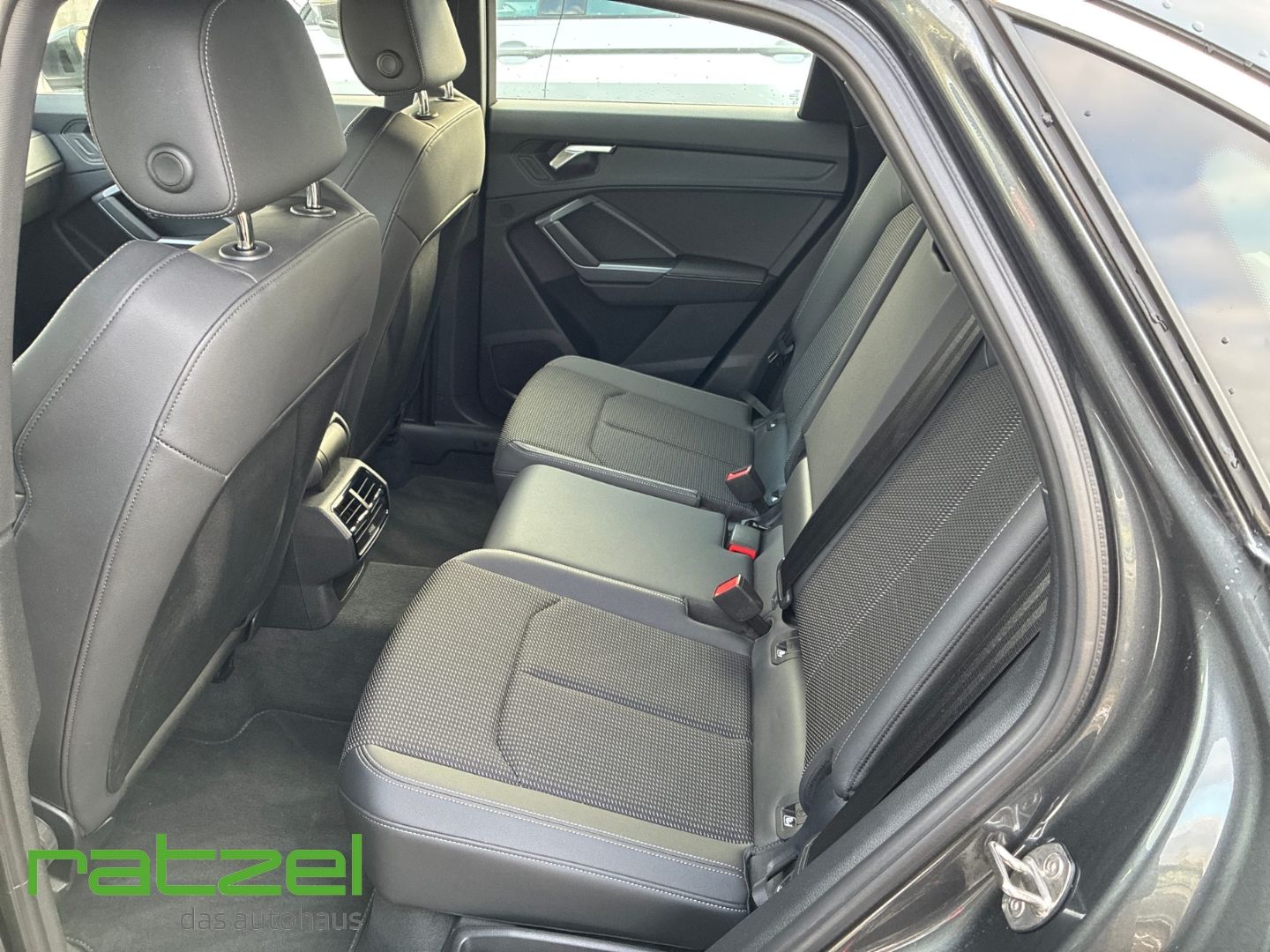 Fahrzeugabbildung Audi Q3 Sportback S line 35 TDI S tronic Navi Leder D