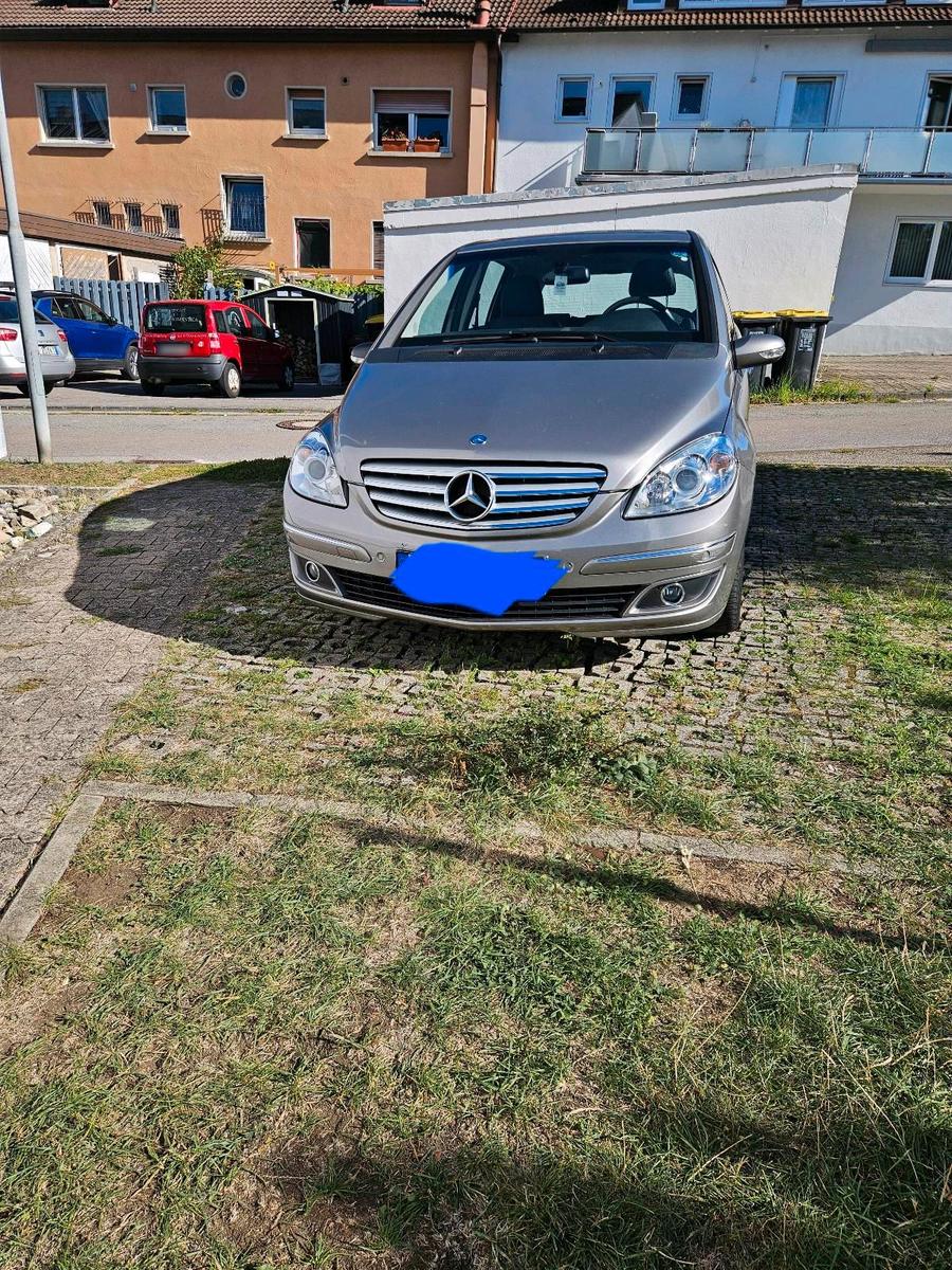 Mercedes-Benz B 180