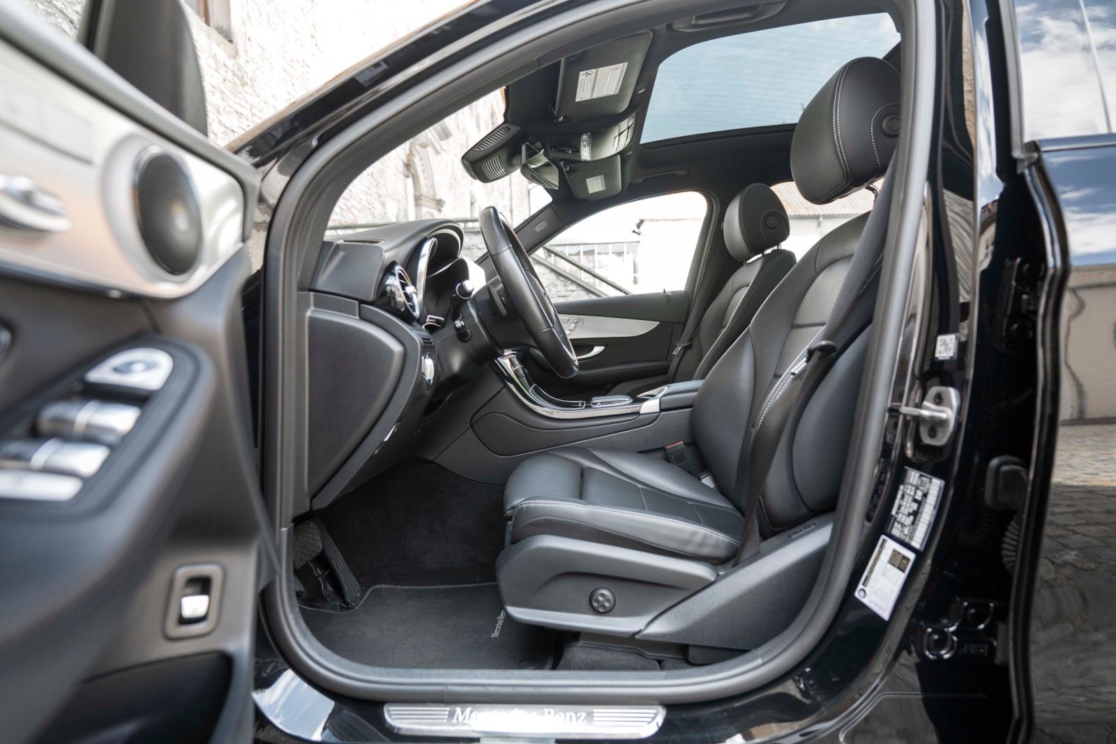 Fahrzeugabbildung Mercedes-Benz GLC 300 4MATIC LED 360° PANO TOTW NAV OFFROAD