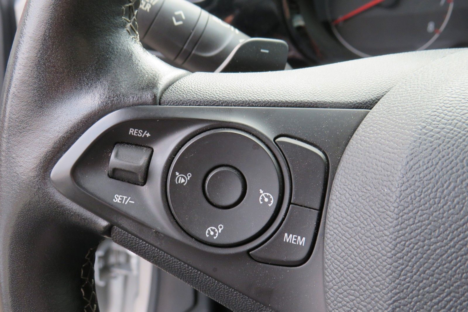 Fahrzeugabbildung Opel Corsa F Edition AUTOMATIK NAVI SITZH. PDC 1.HD