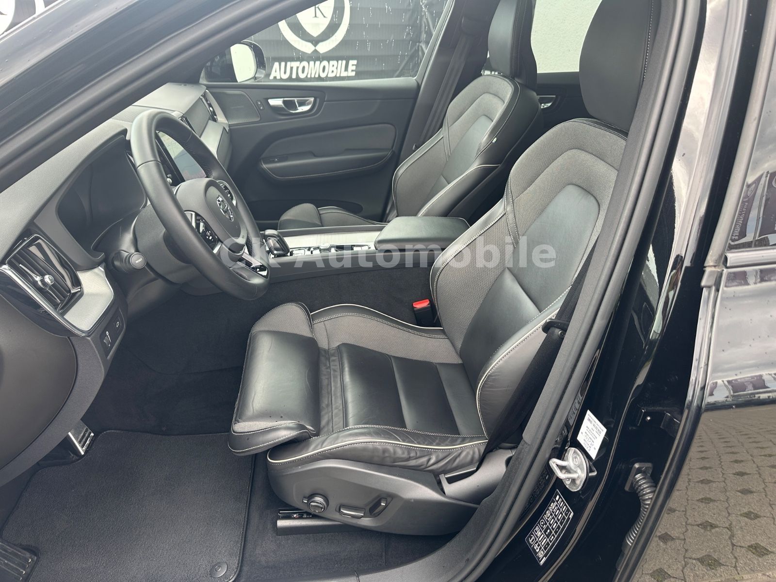 Fahrzeugabbildung Volvo XC60 R Design 2WD/Navi/Pano/Kamera/LED