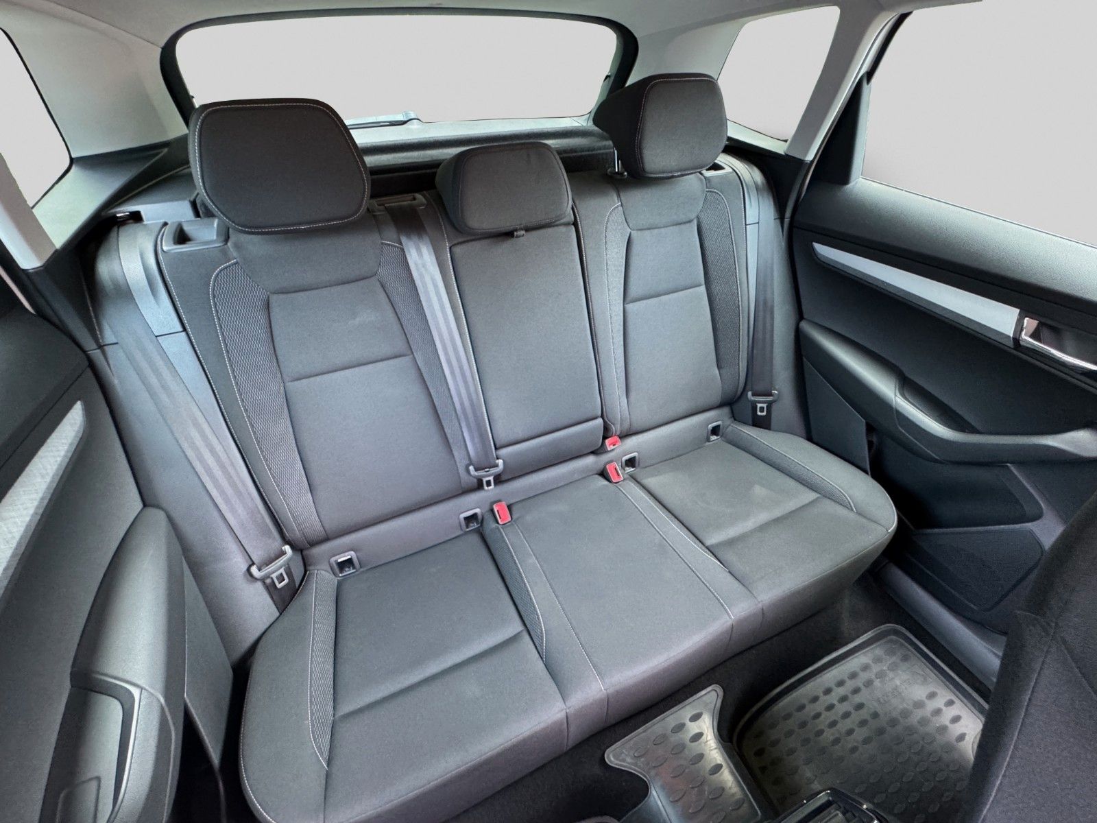 Fahrzeugabbildung SKODA Karoq 1.5L*DSG*AHK*Navi*LED*Kamera*TOP**