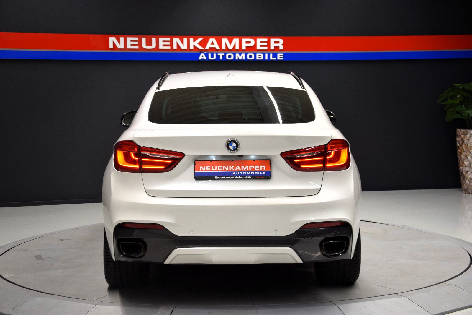 Fahrzeugabbildung BMW X6 M50 HUD TV 360 Pano Memory Sitzlüftung H&K