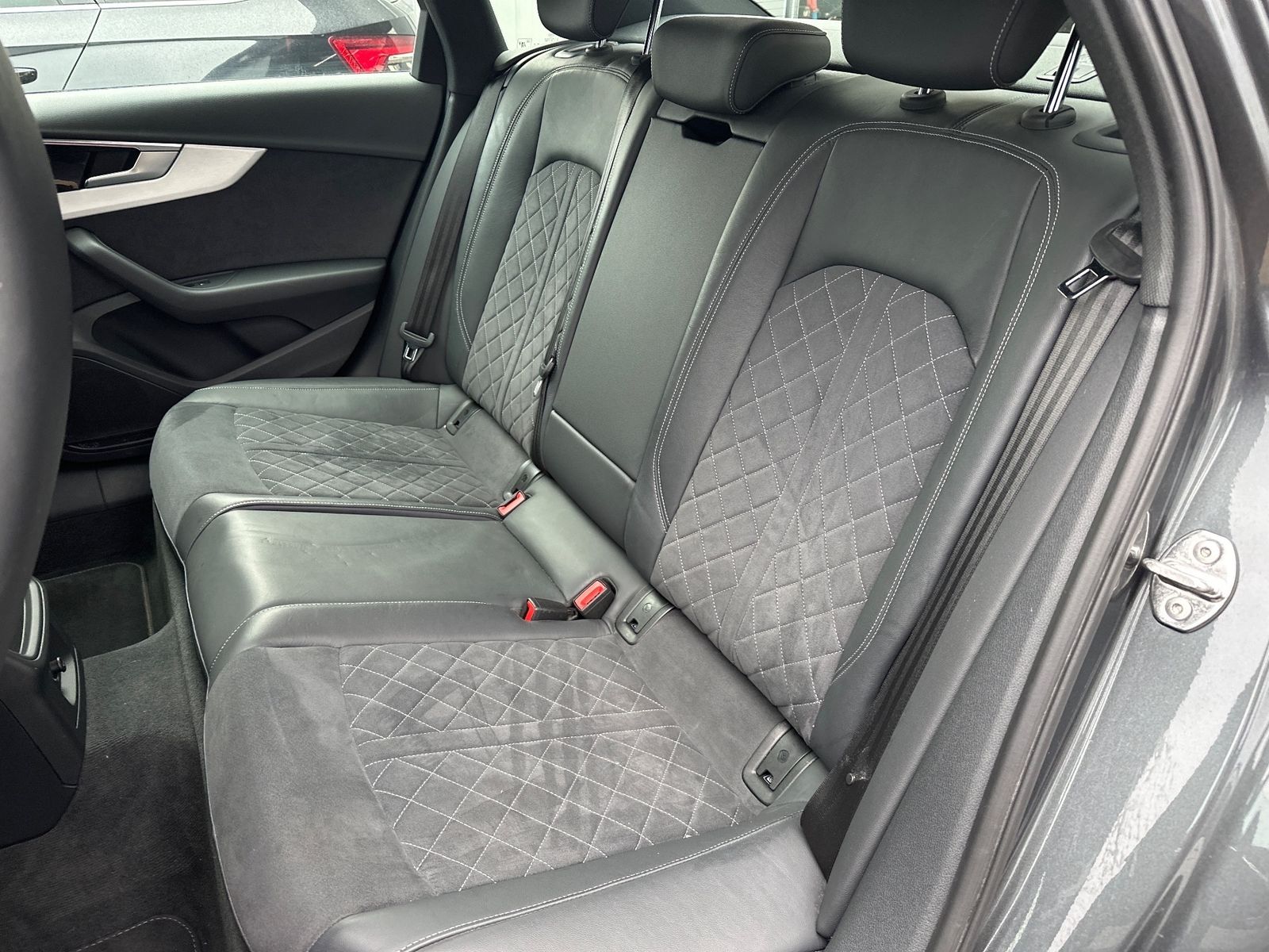 Fahrzeugabbildung Audi A4 40 TDI S-Line Black NAV+LED+PANO+AHK+KAM