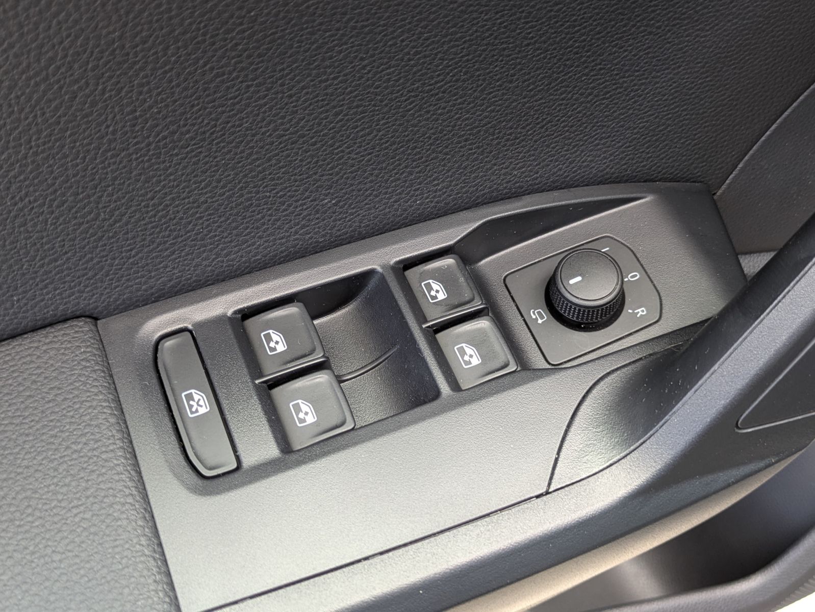 Fahrzeugabbildung SEAT Arona 1.0 TSI FR DSG AHK*ACC*LED*APP*DAB*KAMERA