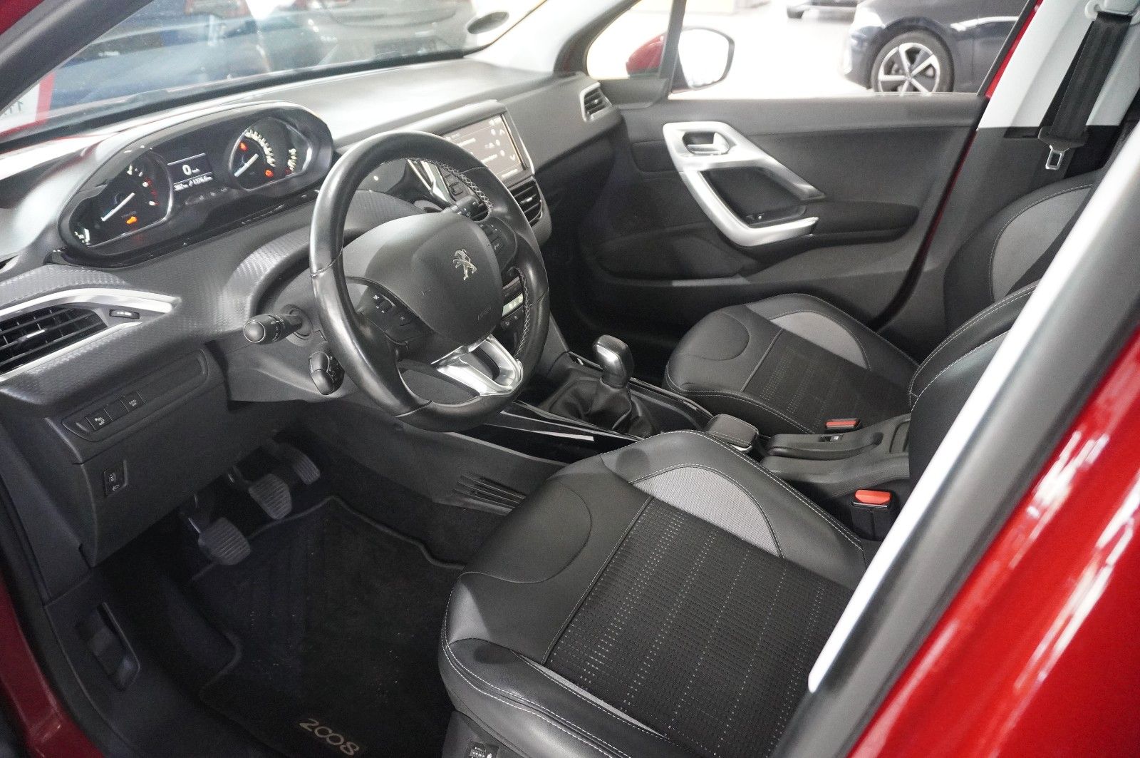Fahrzeugabbildung Peugeot 2008 1.5D ALLURE NAVI/LED/KAMERA/SHZ/PANO./SPORT