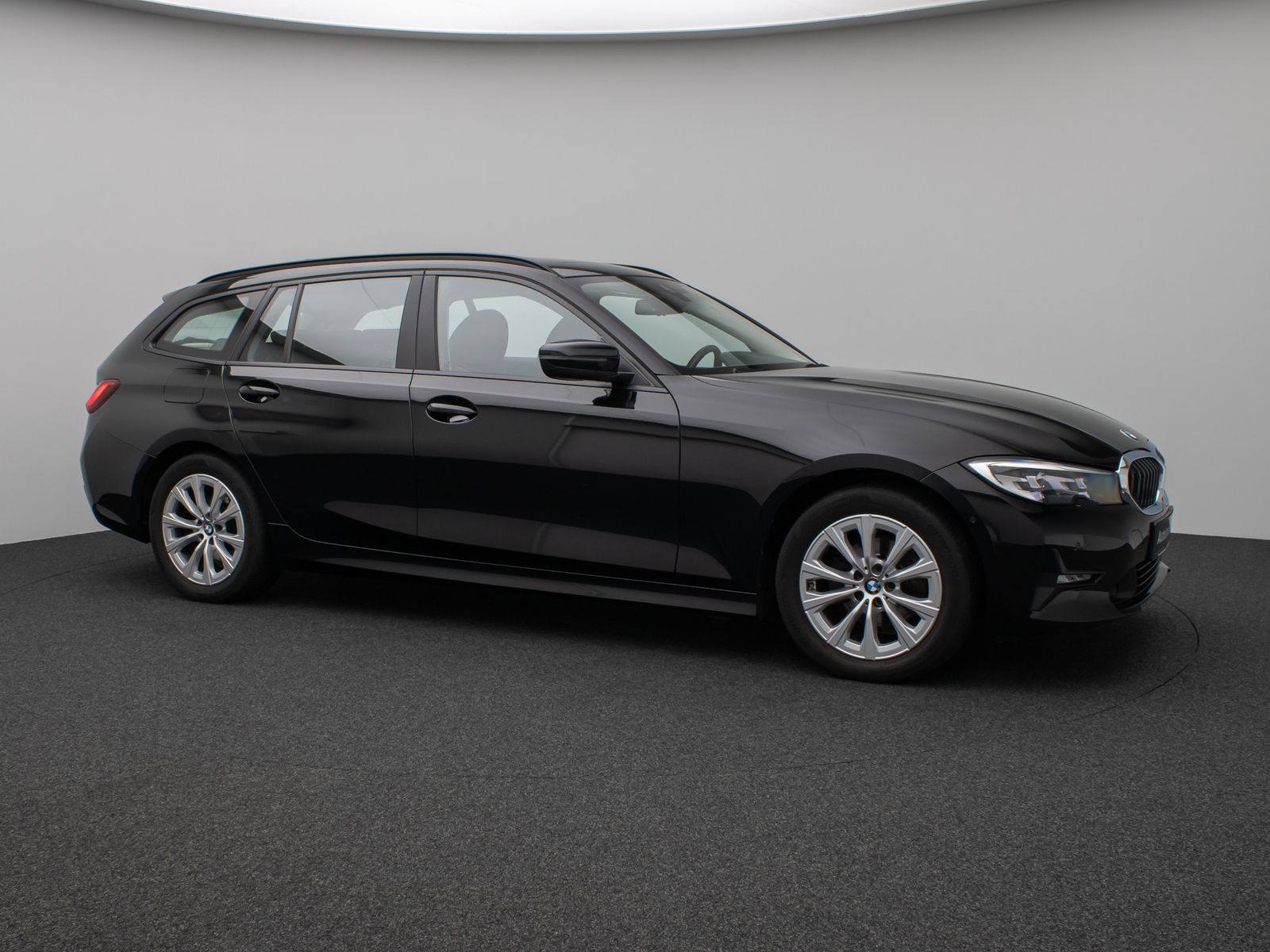 Fahrzeugabbildung BMW 320d Panorama DAB HiFi Lenkrhzg PDC AHK Alarm