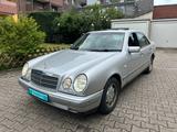 Mercedes-Benz E 240 ELEGANCE AUT., Xenon, Navi, PDC,  SHZ - gebrauchte Mercedes-Benz E 240 aus dem Jahr 1998