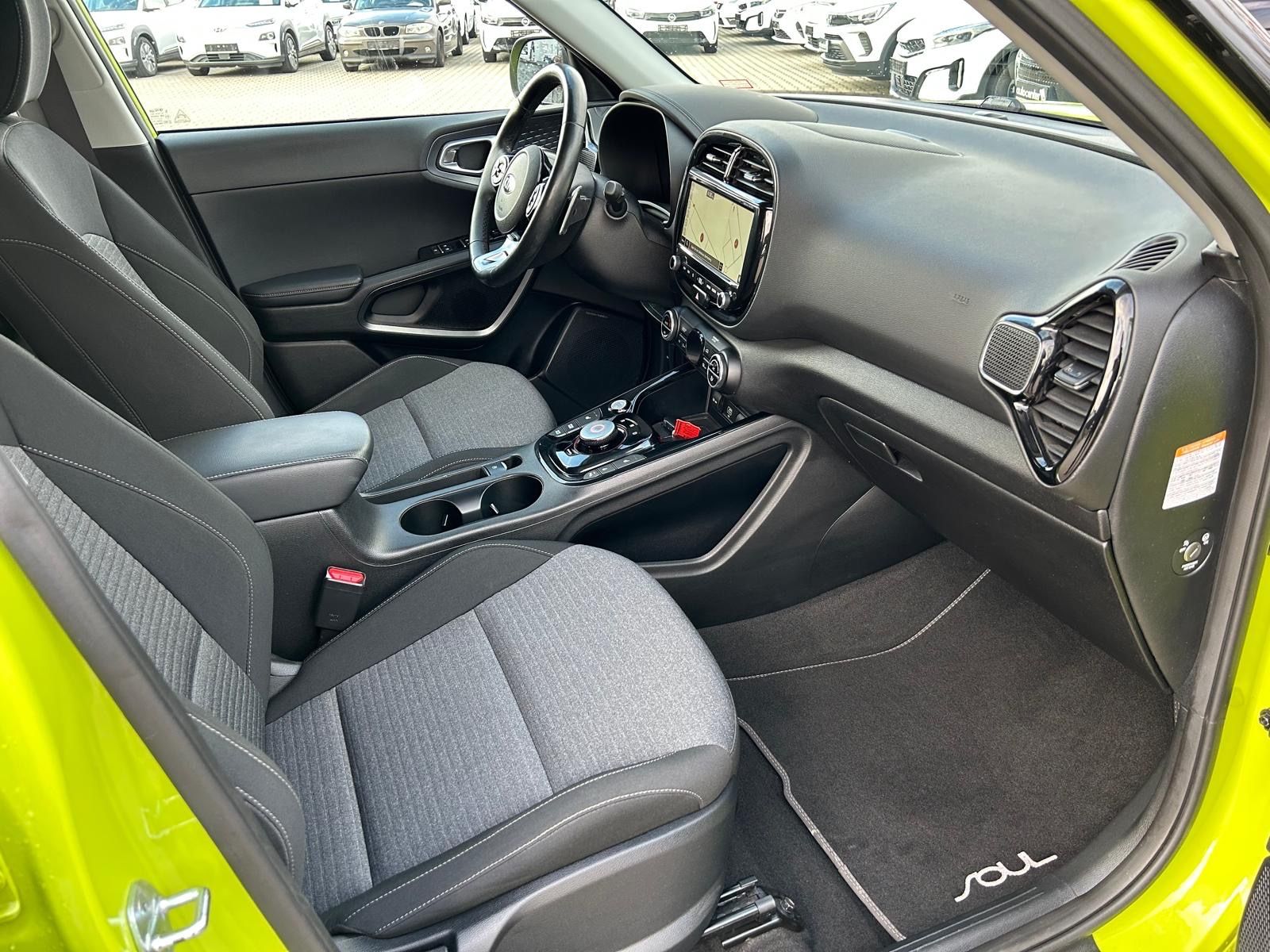 Fahrzeugabbildung Kia e-Soul°64 kWh°CCS°3 Phasen°1.Hand°Kamera°LED°