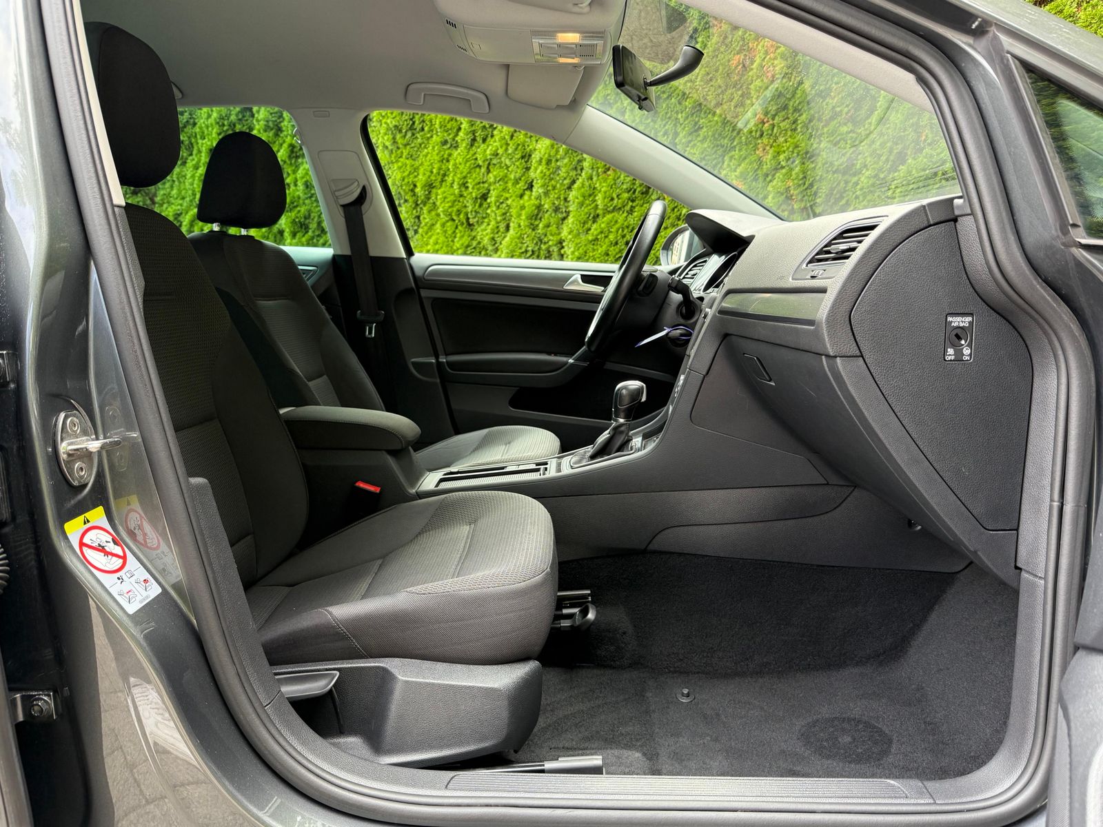 Fahrzeugabbildung Volkswagen Golf 1.6 TDI DSG Lim Comfortline NAV+SHZ+PDC+MFL
