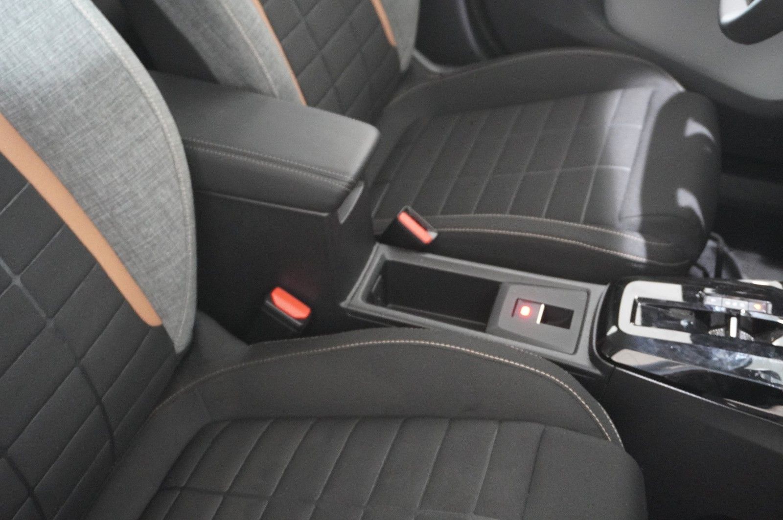Fahrzeugabbildung Citroën C3 Aircross 1.2 HYBRID PLUS DSC NAVI/LED/KAMERA