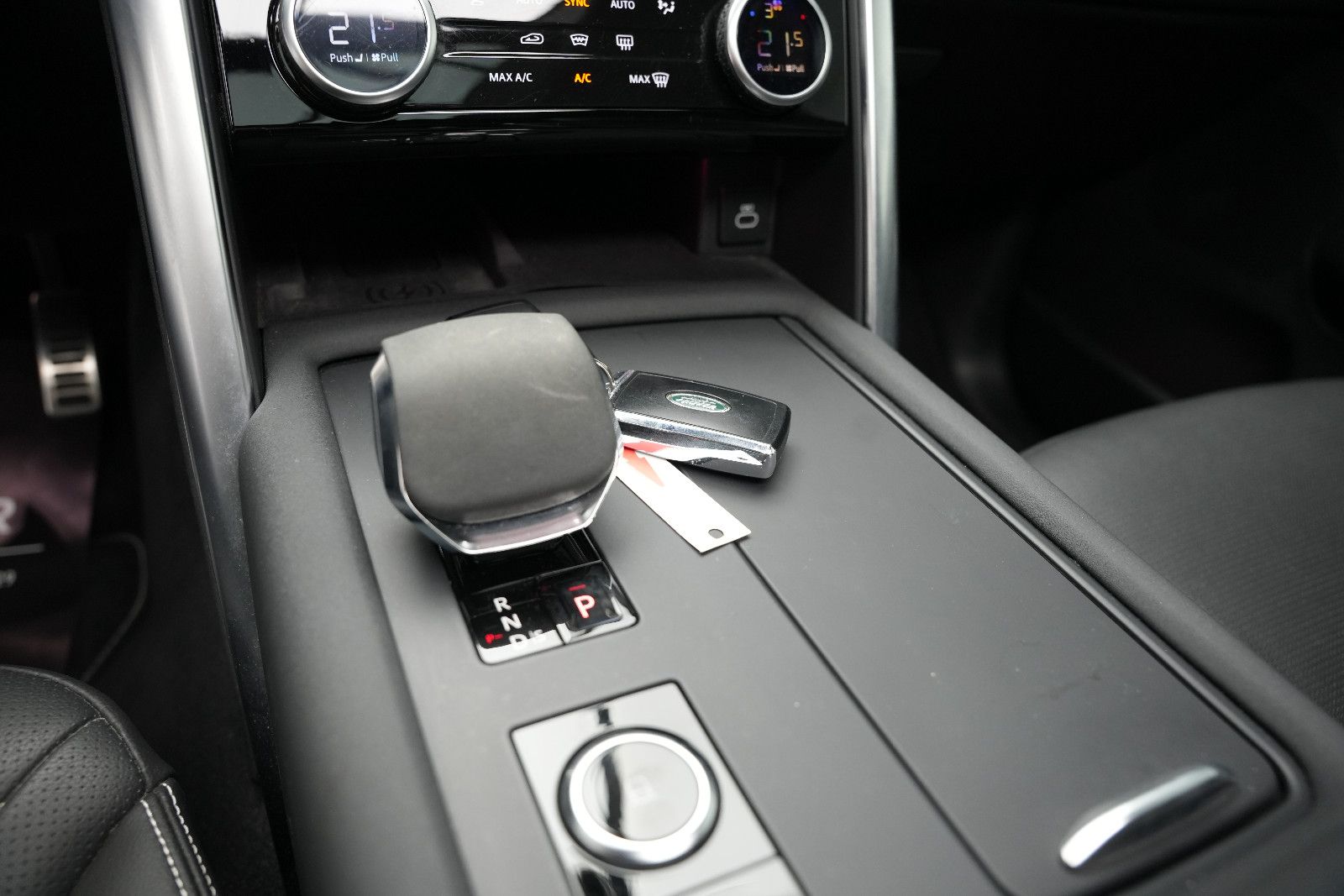 Fahrzeugabbildung Land Rover Discovery R-Dynamic AWD/7-SITZER/360'°Cam/AHK