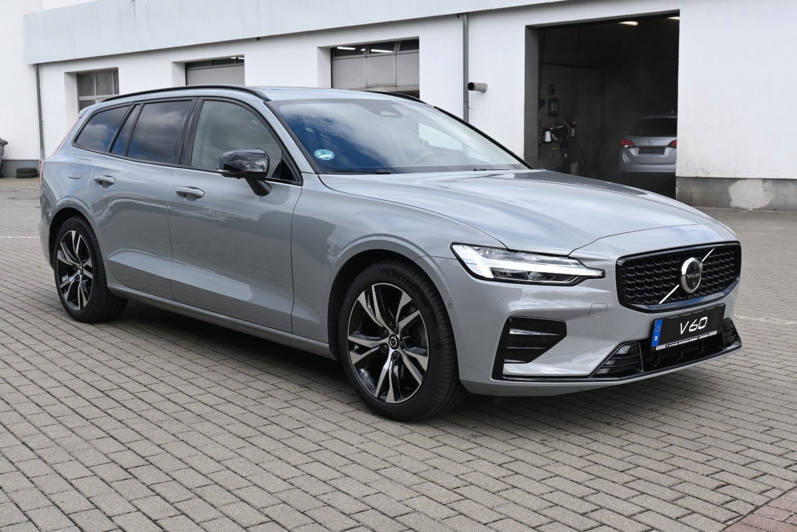 Fahrzeugabbildung Volvo V60 B4 DKG Plus Dark*HuD*PANO*360°*ACC