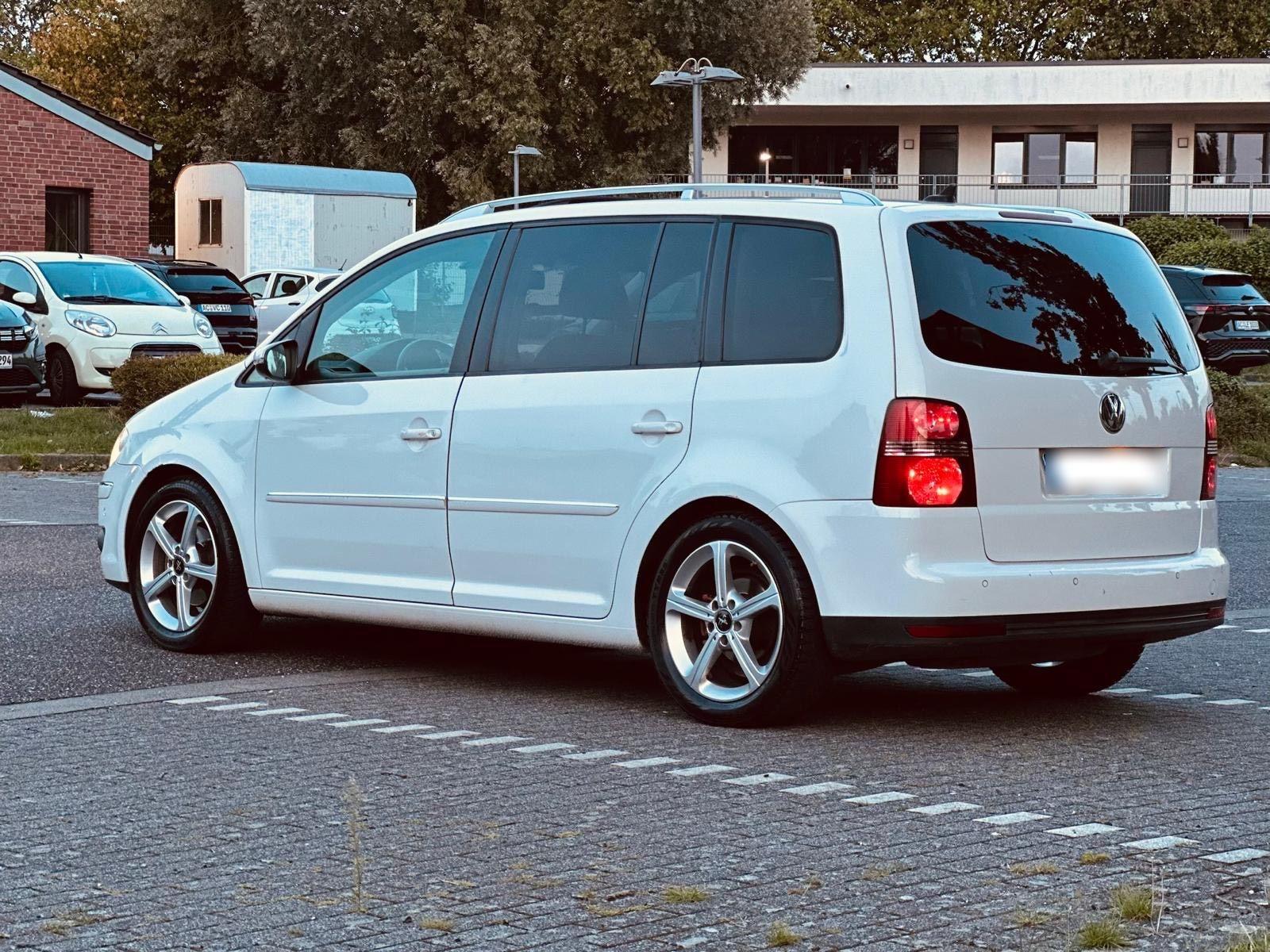 Volkswagen Touran 2009 — interior