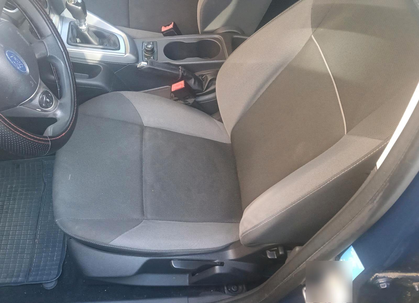 Ford Focus 2011 — photo 8