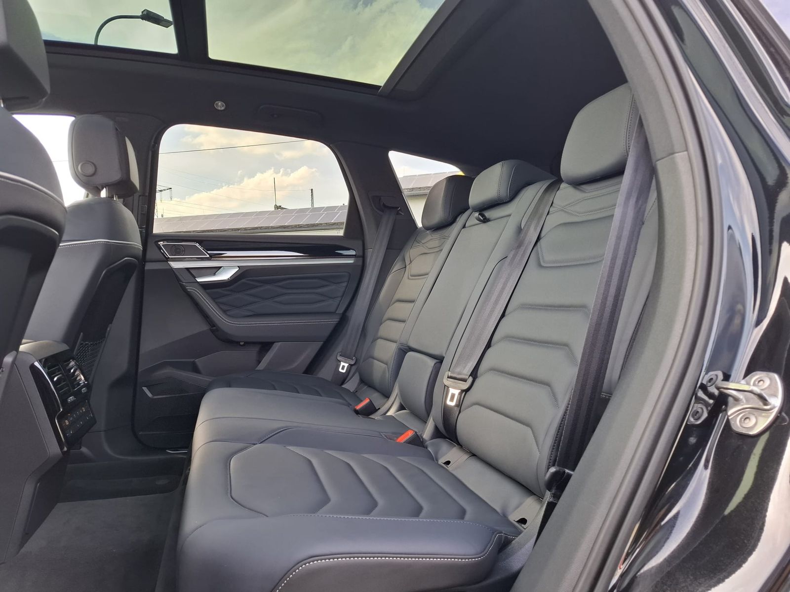 Imagen del vehículo: Volkswagen Touareg 3.0 TDI 4M R-Line VOLL Black 22" UPE 114T