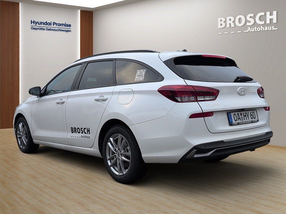 Fahrzeugabbildung Hyundai i30 KOMBI 1.0T AT ADVANTAGE QI+NAVI+2xSHZ+KAMERA