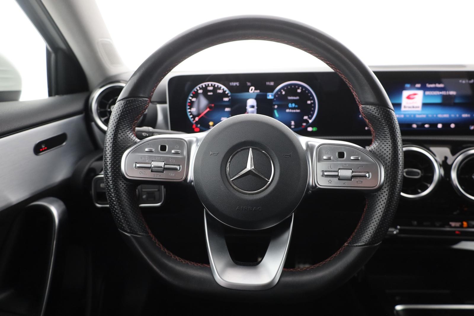 Mercedes-Benz A200 AMG Line LED Navi Sitzheizung Widescreen